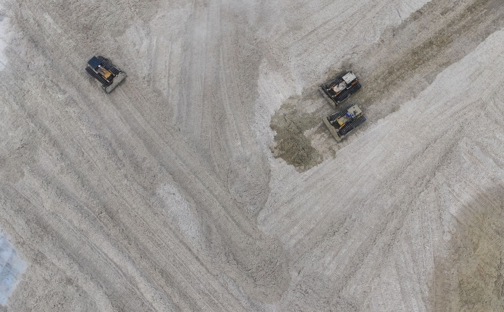 12月12日，在廣西湘桂華糖制糖集團來賓紙業(yè)有限責任公司，工作人員在整理蔗渣（無人機照片）。