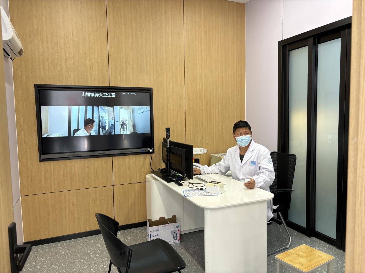 　　村里的值班醫(yī)生在線上連接三甲醫(yī)院的醫(yī)生對(duì)患者進(jìn)行會(huì)診。