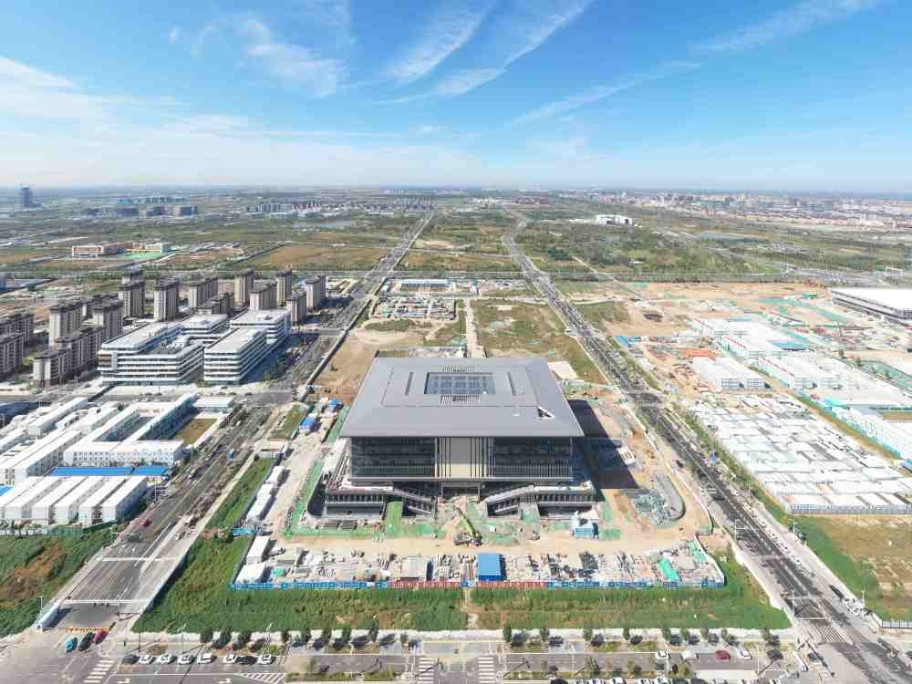 這是雄安新區(qū)大學(xué)園圖書(shū)館（2023年10月1日攝，無(wú)人機(jī)照片）。新華社記者 朱旭東 攝