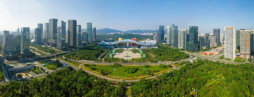 這是在廣東省深圳市拍攝的深圳市民中心和蓮花山公園一線（2020年10月2日攝，無(wú)人機(jī)照片）。新華社記者 梁旭 攝