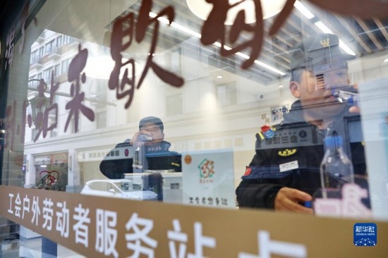 12月16日，戶外工作者在浙江省嘉興市南湖區(qū)丁家橋社區(qū)個性化“惠工小站”休息。