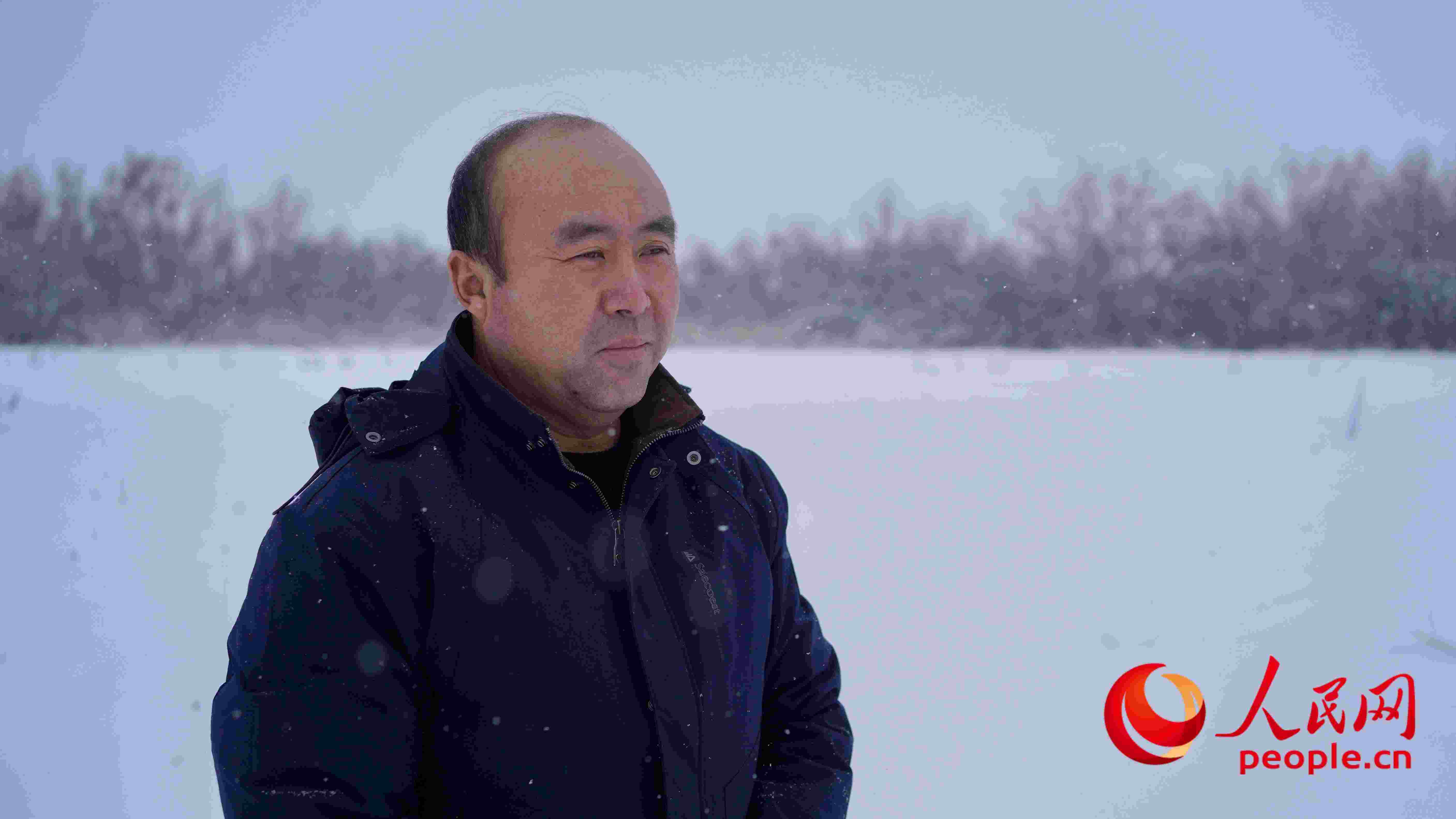 馬曉華回憶當(dāng)年和父親一起種樹的情形，滿是懷念。人民網(wǎng) 周靜圓攝