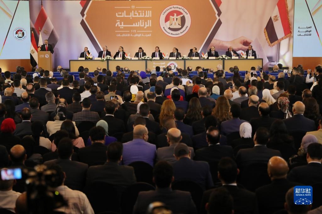 這是12月18日在埃及首都開(kāi)羅拍攝的埃及全國(guó)選舉委員會(huì)新聞發(fā)布會(huì)現(xiàn)場(chǎng)。新華社發(fā)（艾哈邁德·戈馬攝）