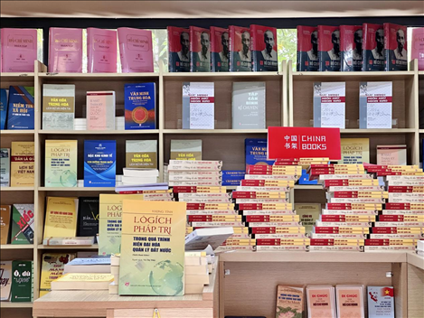 中國(guó)主題圖書亮相越南河內(nèi)書街。中國(guó)圖書進(jìn)出口（集團(tuán)）有限公司供圖