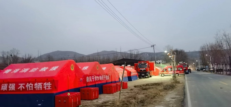 救災(zāi)隊員現(xiàn)場扎起了帳篷。王梅攝。