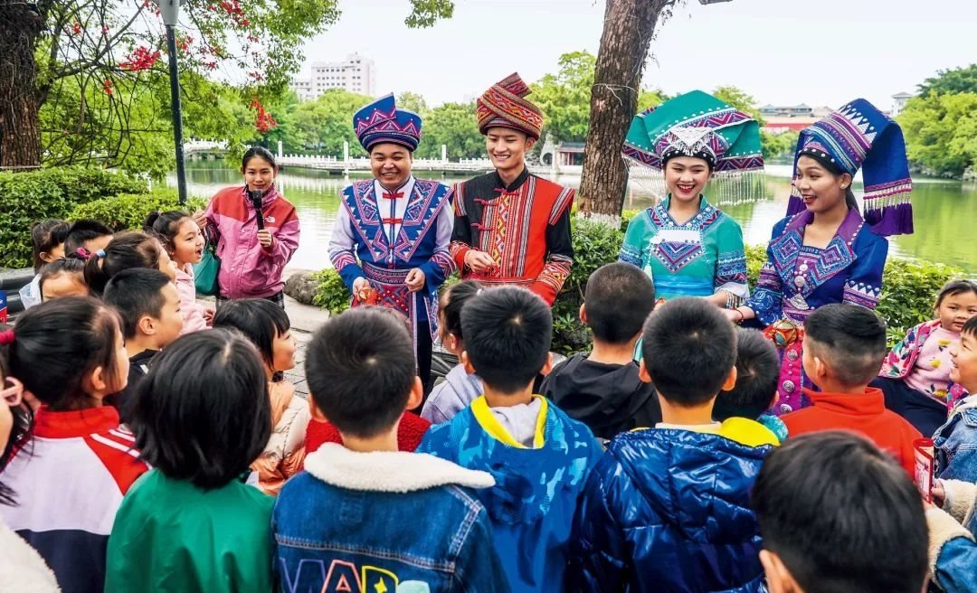 2023年4月25日，廣西桂林，“網(wǎng)絡(luò)法治宣傳一條街”在榕湖景區(qū)古南門“開街”，身穿民族服裝的工作人員演唱山歌向青少年普及網(wǎng)絡(luò)法治知識(shí)。