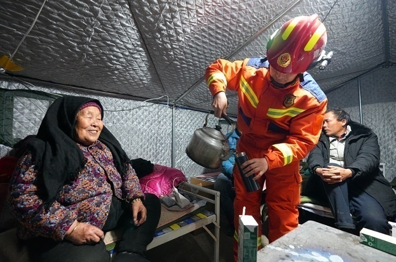 村民龔尕芳與消防員交流。賀勇攝。