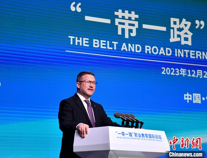 圖為活動(dòng)現(xiàn)場歐洲議會(huì)交通旅游委員會(huì)副主席烏伊海依·伊什特萬致辭。 中新社記者 韓冰 攝