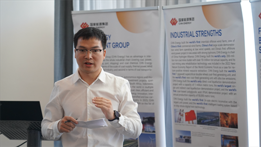 龍?jiān)垂敬戆l(fā)言致辭。 人民網(wǎng) 張茜攝