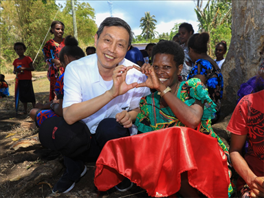 2023年12月18日，中國駐瓦努阿圖大使李名剛和前來觀看瓦努阿圖公路項目二期馬勒庫拉段移交儀式的當?shù)鼐用窈嫌啊Ｈ嗣窬W(wǎng) 賀吉攝