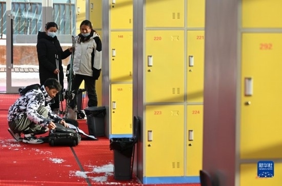 12月21日，游客在滑雪服務(wù)大廳整理滑雪裝備。