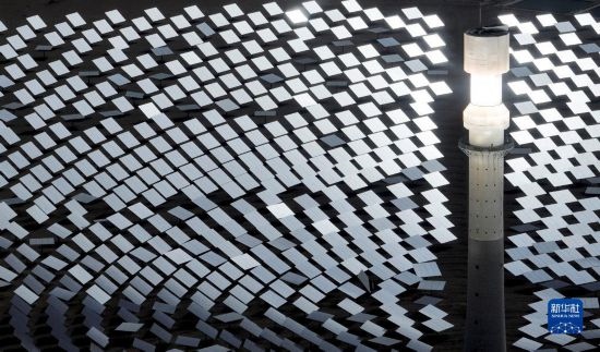 這是2023年6月11日在青海省海西蒙古族藏族自治州格爾木市拍攝的一座光熱電站（無人機(jī)照片）。 新華社記者 張宏祥 攝