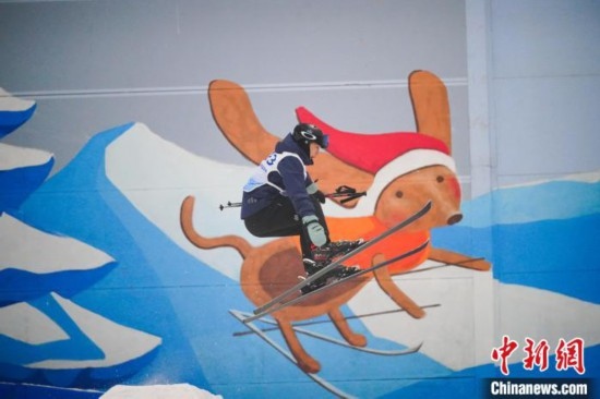 12月22日，云南省第一屆冬季運動會在昆明開幕。圖為選手在公開組男子自由式滑雪雪上技巧比賽中。中新社記者 劉冉陽 攝
