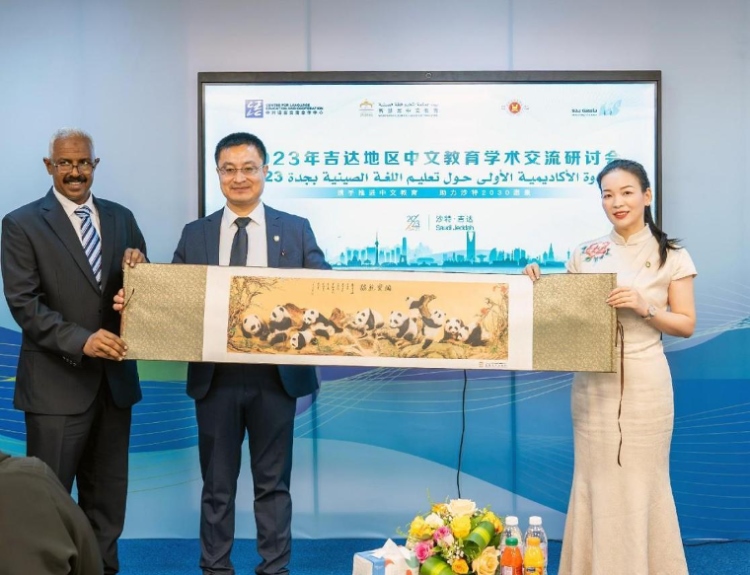 主辦方向與會(huì)代表贈(zèng)送書畫作品。主辦方供圖