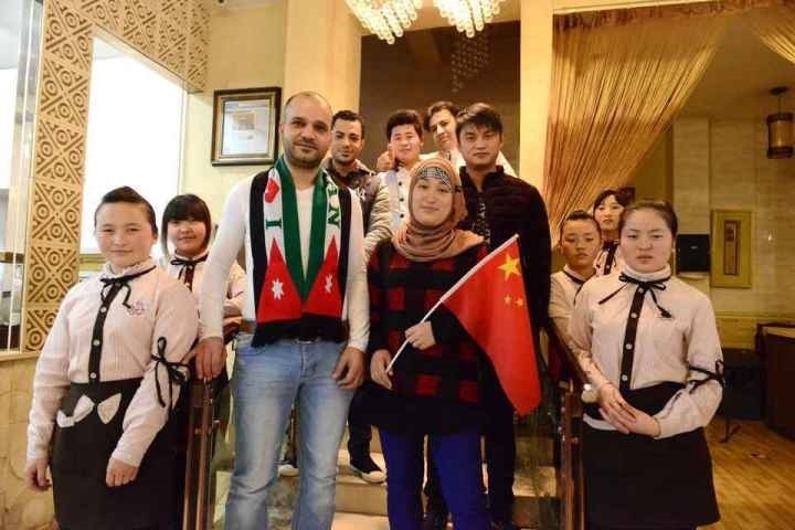 穆罕奈德夫婦與餐廳員工合影。共享聯(lián)盟·義烏 呂斌 攝