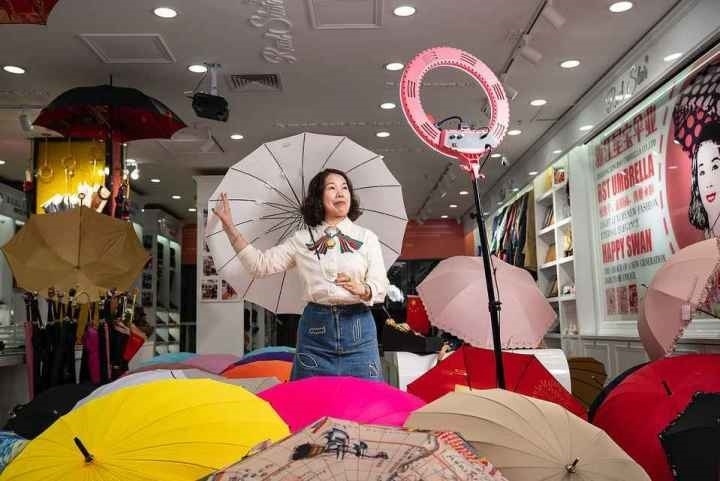 在義烏打拼了27年的商戶張吉英，正通過直播銷售雨傘。義烏市委宣傳部供圖