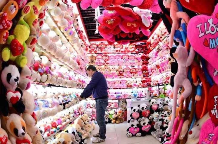 商戶在店鋪內(nèi)整理毛絨玩具。共享聯(lián)盟·義烏 呂斌 攝