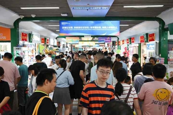 國慶長假期間，“世界超市”摩肩接踵。共享聯(lián)盟·義烏 吳峰宇 攝