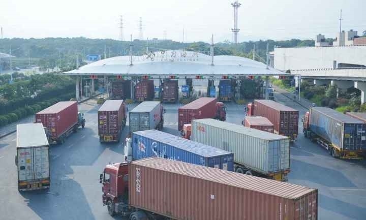 義烏海關(guān)排隊等待出關(guān)的車輛。共享聯(lián)盟·義烏 吳峰宇 攝