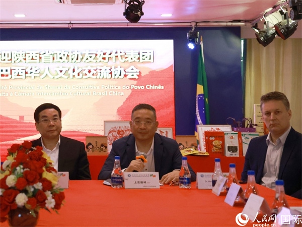 巴西華人文化交流協(xié)會(huì)主席上官建峰（中）在座談會(huì)上發(fā)言。人民網(wǎng)記者 陳海琪攝