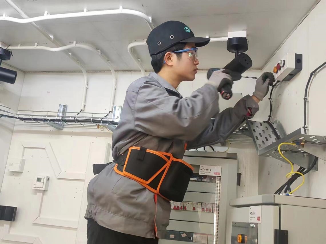 張強(qiáng)在安裝指示燈盒實訓(xùn)中。高磊磊 攝