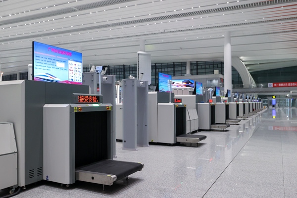 進(jìn)站大廳整齊擺放的安檢儀。