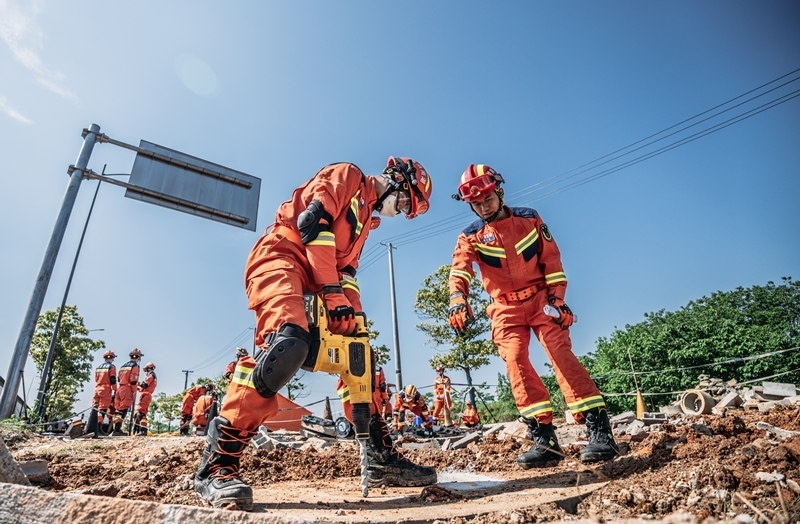 周彩琪和隊(duì)友在救援現(xiàn)場(chǎng)。受訪者供圖