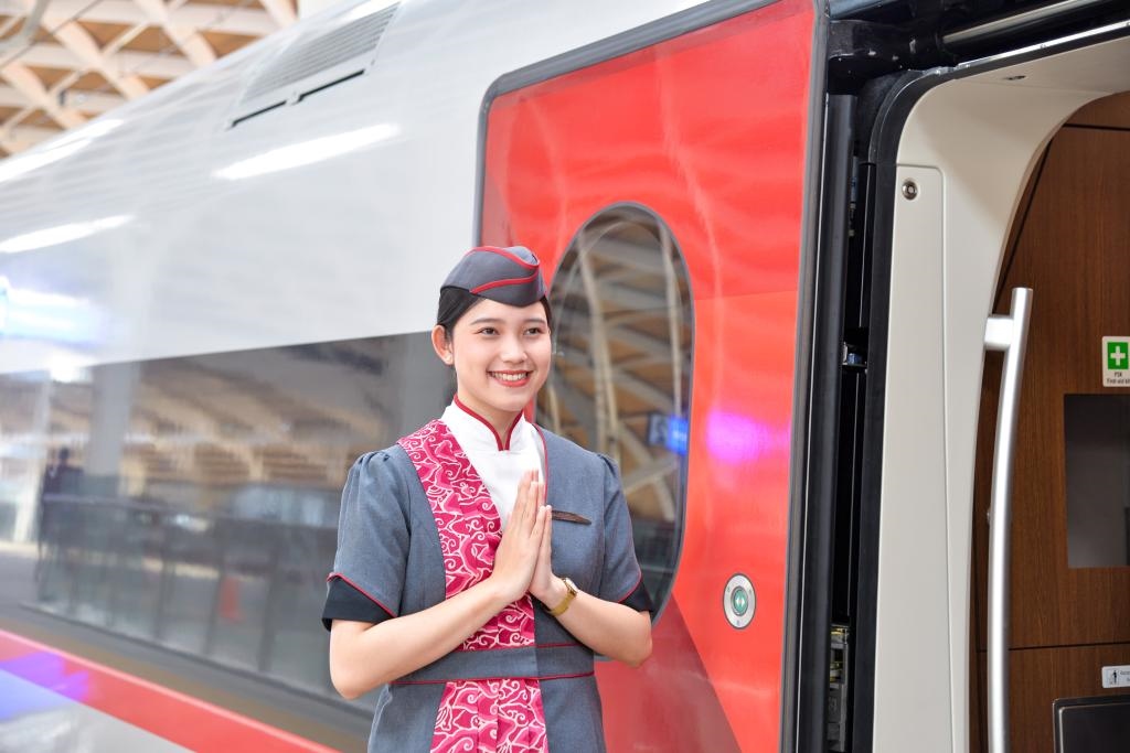 12月12日，乘務(wù)人員在印度尼西亞雅加達的哈利姆車站站臺歡迎乘坐雅萬高鐵的乘客。新華社記者徐欽攝