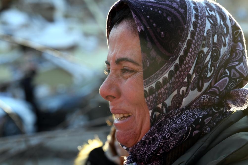 2月8日，在土耳其哈塔伊的一處地震廢墟，當?shù)鼐用竦却H人的消息。新華社記者沙達提攝