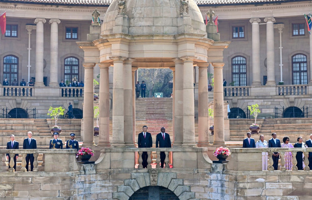 當?shù)貢r間8月22日上午，正在南非進行國事訪問的國家主席習近平在比勒陀利亞總統(tǒng)府同南非總統(tǒng)拉馬福薩會談。會談前，拉馬福薩在總統(tǒng)府廣場為習近平舉行歡迎儀式。新華社記者 殷博古 攝