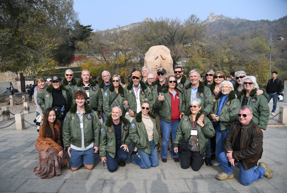 2023年10月29日，飛虎隊老兵莫耶一行人在北京八達嶺長城合影留念。當日，美中航空遺產基金會訪華代表團成員陸續(xù)抵達北京。新華社記者 任超 攝