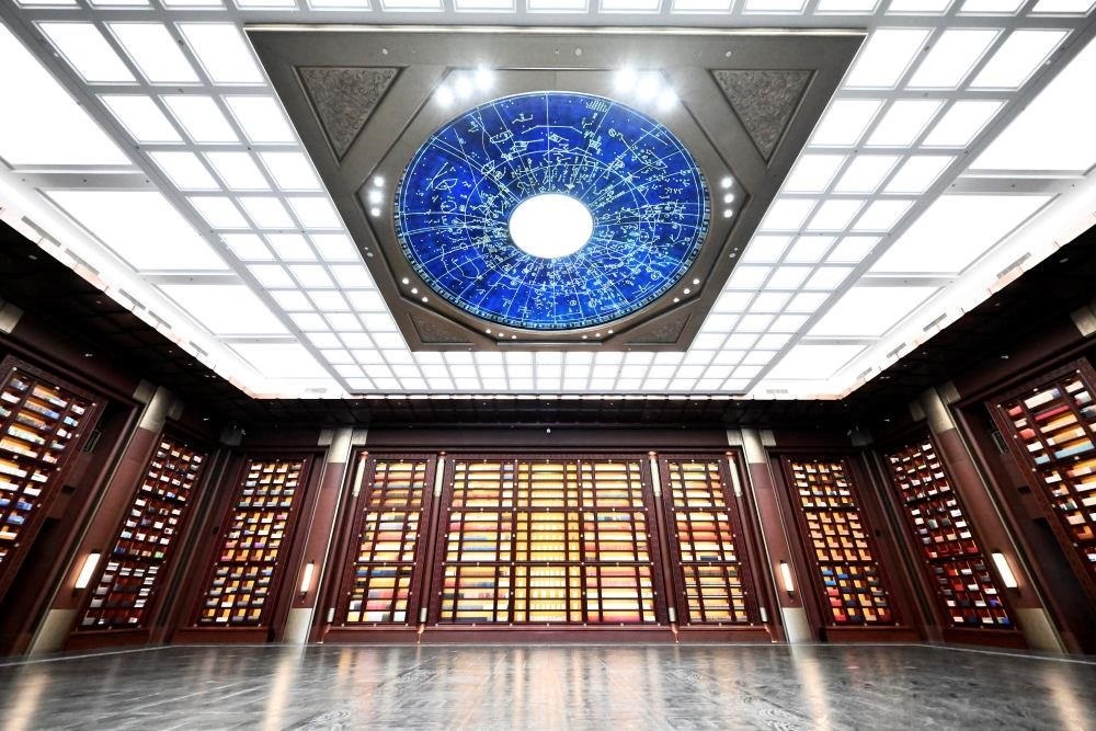 △中國(guó)國(guó)家版本館中央總館“文瀚閣”內(nèi)景。星空穹頂上是一幅宋代石刻天文圖，傳遞著“文瀚閣”的寓意：中華文明如星空般浩瀚璀璨。