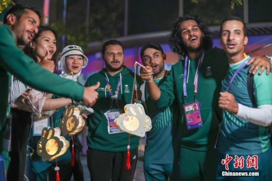 資料圖：9月29日，中國傳統(tǒng)節(jié)日中秋節(jié)，杭州亞運(yùn)會運(yùn)動員村舉辦中秋主題活動，中外運(yùn)動員們歡聚一堂。圖為沙特阿拉伯運(yùn)動員手持燈籠拍攝照片。<a target='_blank' href='/'><p align=