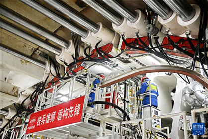 12月30日，中鐵十四局技術(shù)人員在盾構(gòu)掘進(jìn)開始前檢查“海天號”盾構(gòu)機(jī)。新華社記者 李紫恒 攝