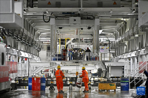 12月30日，建設(shè)者在青島膠州灣第二隧道工程南線主線隧道盾構(gòu)掘進(jìn)現(xiàn)場作業(yè)。新華社記者 李紫恒 攝