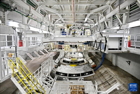 12月30日，建設(shè)者在青島膠州灣第二隧道工程南線主線隧道盾構(gòu)掘進(jìn)現(xiàn)場作業(yè)。新華社記者 李紫恒 攝