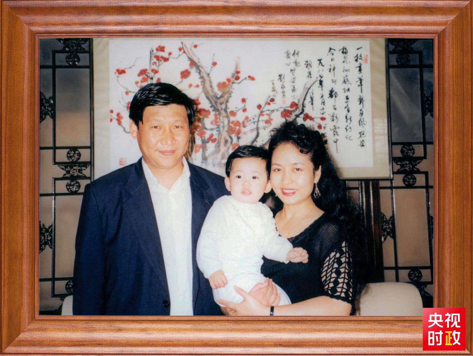 △這是習(xí)近平一家三口的合影。這張照片第一次出現(xiàn)在他的書(shū)架上。