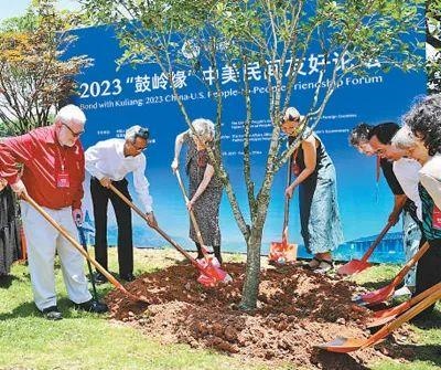 6月，2023“鼓嶺緣”中美民間友好論壇在福建省福州市舉辦。圖為出席“鼓嶺之友”座談會(huì)的中美各界人士在鼓嶺共同植樹留念。