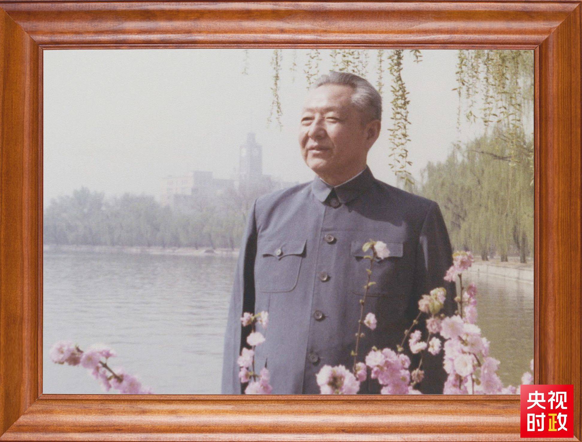 △這是習(xí)近平父親習(xí)仲勛同志的照片。2023年10月15日，是習(xí)仲勛同志誕辰110周年紀(jì)念日。這張照片第一次出現(xiàn)在他的書(shū)架上。