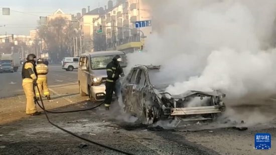 這張俄羅斯緊急情況部12月30日發(fā)布的視頻截圖顯示，在俄羅斯別爾哥羅德市，工作人員在現(xiàn)場(chǎng)救援。新華社發(fā)