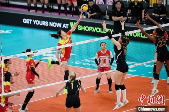 女排世俱杯賽場上，天津渤海銀行女排(紅)對陣巴西海灘女排(黑)。主辦方供圖