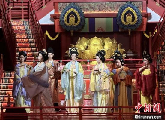 2023年12月31日晚間，在長安十二時辰主題街區(qū)進行的漢服表演。 中新社記者 張一辰 攝