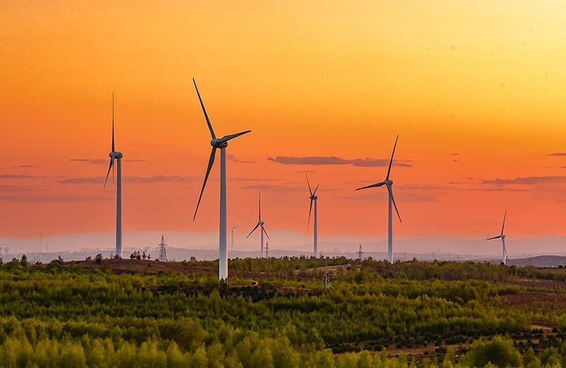 2023年5月23日清晨拍攝的內(nèi)蒙古興安盟烏蘭浩特市呼和馬場風力光伏發(fā)電場內(nèi)的風機。