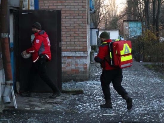  2023年11月25日，烏克蘭紅十字會(huì)救援人員在基輔市一棟遭空襲的居民樓實(shí)施清理和救助工作。新華社發(fā)（羅曼·佩圖什科夫攝）