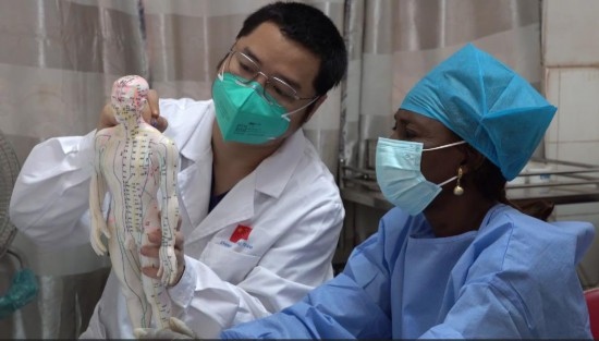 嘉興市中醫(yī)醫(yī)院郝亞波給當(dāng)?shù)刂种v解中醫(yī)經(jīng)絡(luò)。新華社發(fā)