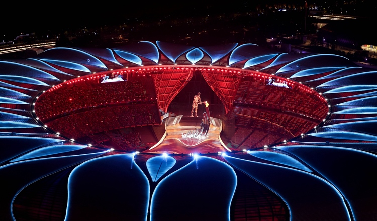 2023年9月23日，最后一棒火炬手汪順和數(shù)字火炬手在杭州亞運(yùn)會開幕式上點(diǎn)燃主火炬。新華社記者 程婷婷 攝