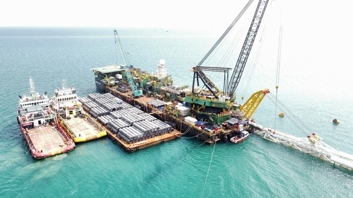 印尼拉維拉維項目52英寸海管拖拉頭準確抵達登陸點。主辦方供圖