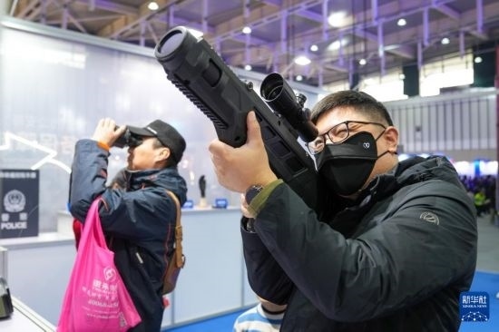 1月6日，觀眾在警營開放周活動現場體驗警用激光炫目槍。