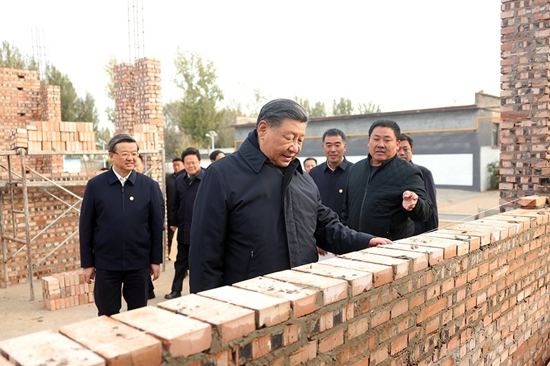 2023年11月10日，習(xí)近平總書記在河北保定涿州市刁窩鎮(zhèn)萬全莊村房屋重建施工現(xiàn)場考察。