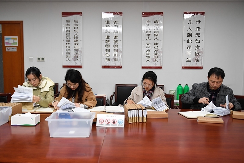 2020年1月8日，浙江寧波市北侖區(qū)紀(jì)委工作人員在檢查北侖區(qū)大數(shù)據(jù)發(fā)展管理中心2019年的公款消費(fèi)票據(jù)，查找是否存在違規(guī)問題。